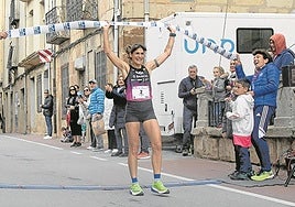 Esther Rodríguez cruza la línea de meta como ganadora.