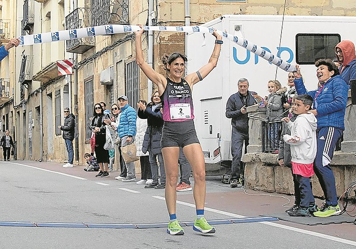 Esther Rodríguez cruza la línea de meta como ganadora.