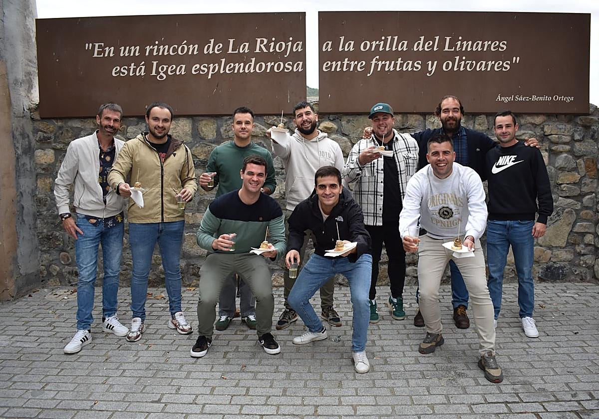 Una cuadrilla en la ruta de pinchos de Igea del sábado.