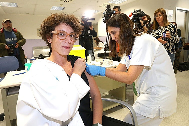 Una sanitaria recibe la vacuna contra la gripe este lunes en el Hospital San Pedro.