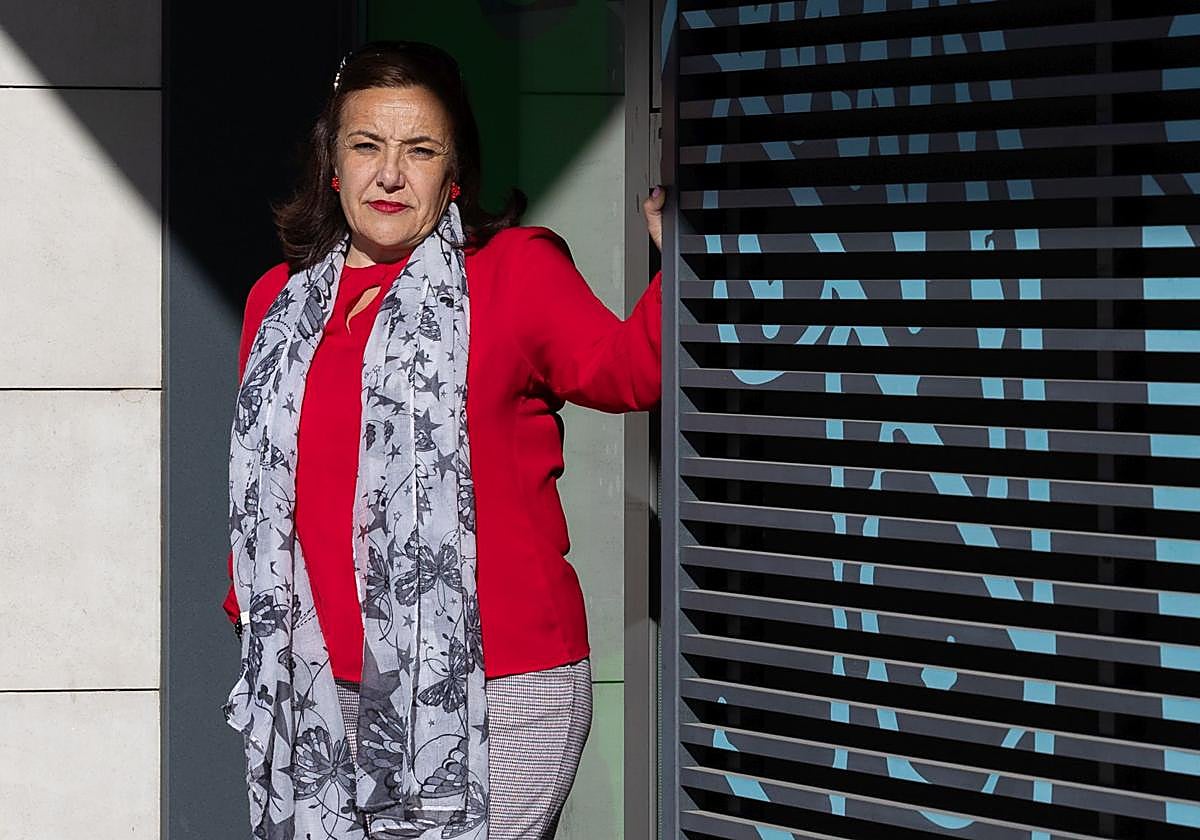 Esperanza García posa junto a una de las sedes en Logroño de ARPA Autismo Rioja, asociación que preside.