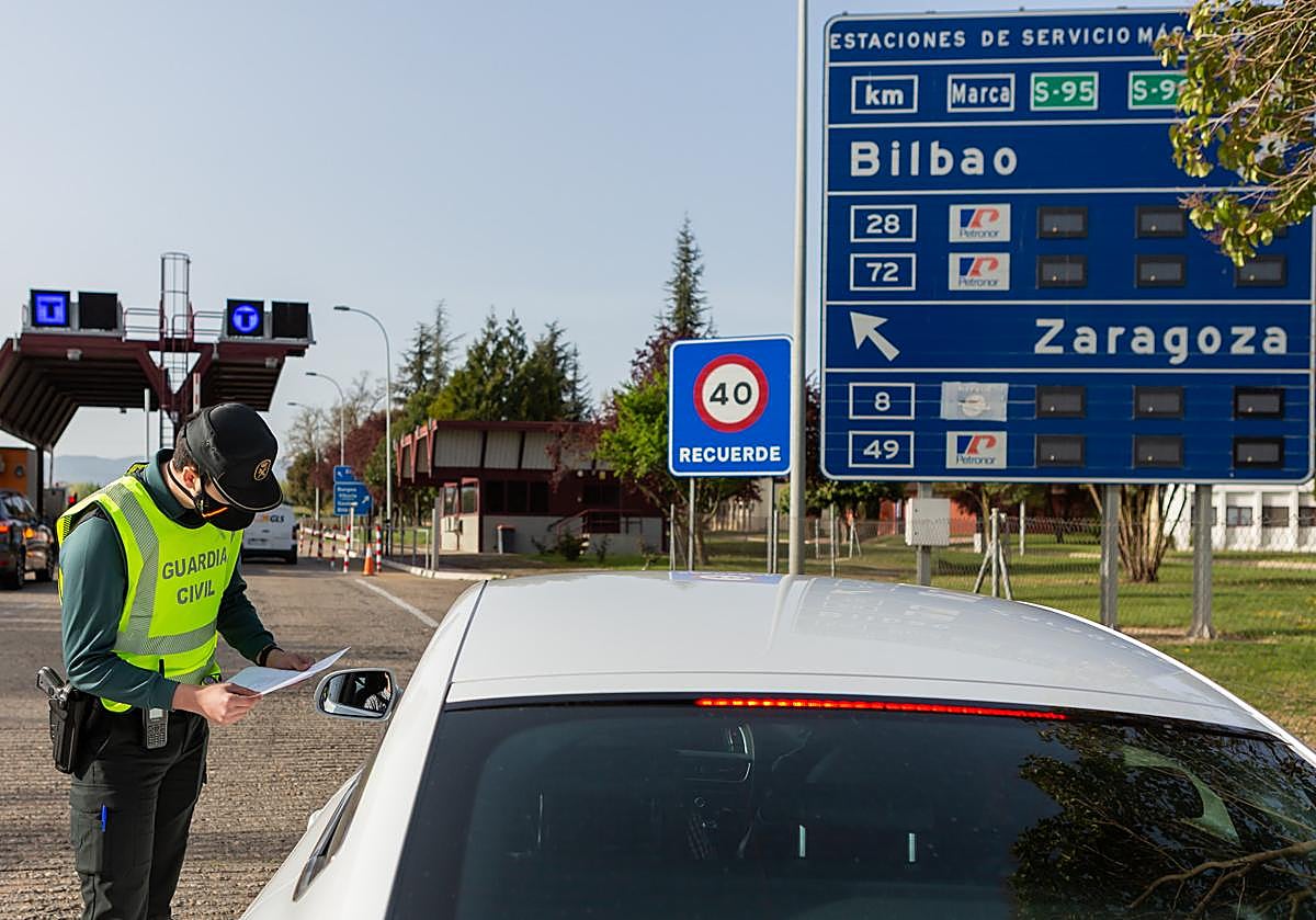 Un agente de la Guardia Civil conversa con un conductor en el peaje de Logroño, en una foto de archivo.