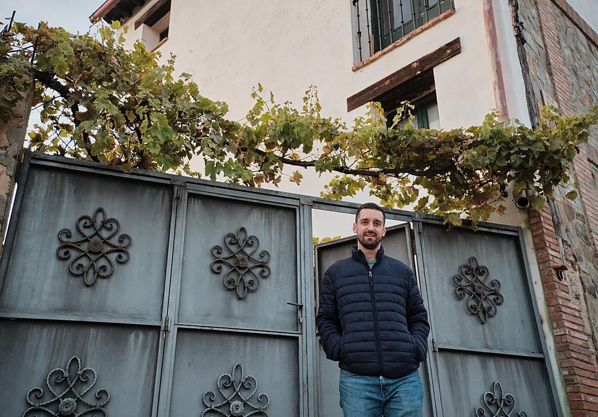 Mikel posa en su nueva vivienda en Zarzosa.