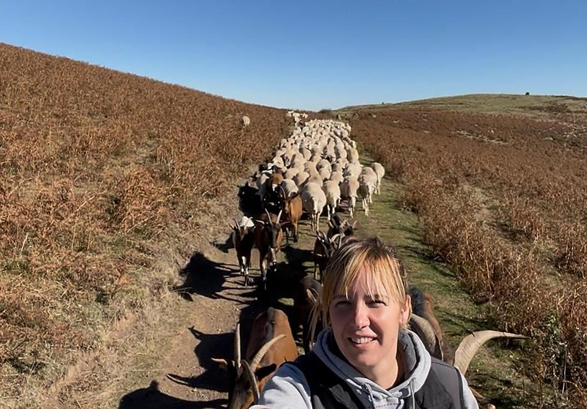 Ana encabezaba la comitiva durante el trayecto, con las cabras guía.