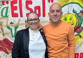 Idoia Sáenz, nueva presidenta de la peña El Sol, junto al ya expresidente Javier Calvano.