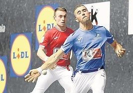 Rekalde remata con su derecha ante la mirada de Salaberria.