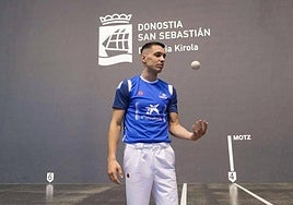 Javier Zabala observa una de las pelotas en el Atano III de San Sebastián, en una imagen de archivo.