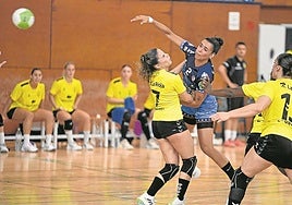 Elba Álvarez lanza por encima de Fernanda Insfrán durante el pasado Torneo de Eguía.