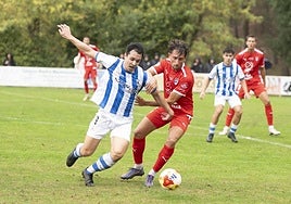 Orodea y Meseguer intentan hacerse con el dominio del balón en el partido entre Náxara y Utebo en La Salera.