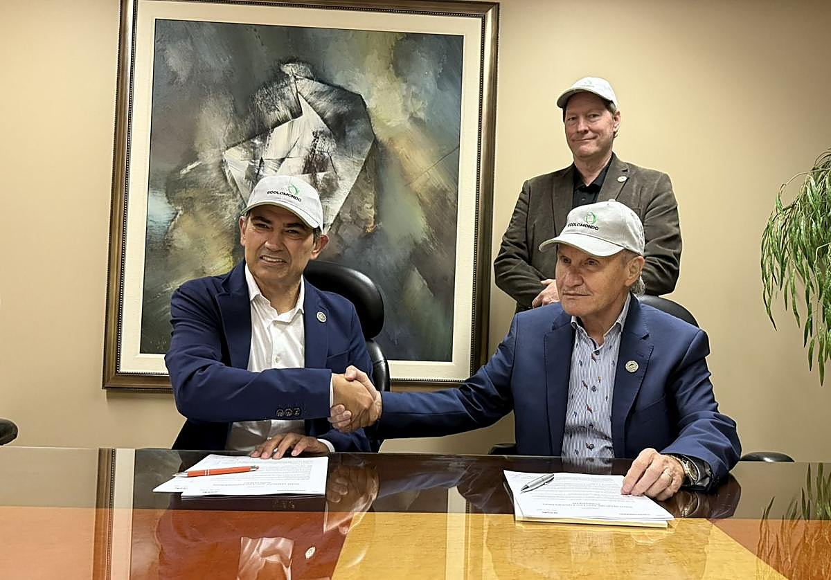 Firma del acuerdo por el que Aresol Renovables y la canadiense Ecolomondo Corporation van a consturir cuatro plantas de pirólisis de neumáticos en la UE.