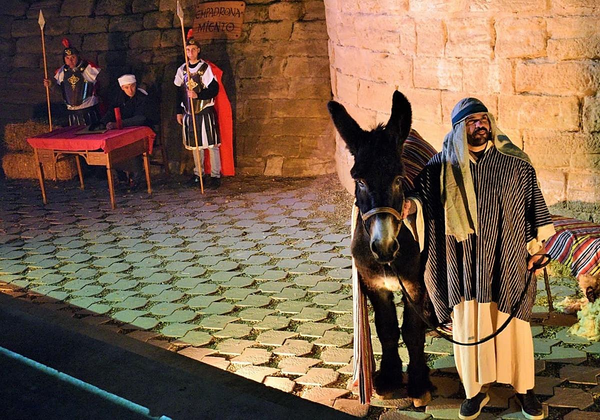 Álvaro Manzanos, alcalde de Viguera, interpreta a José durante la última representación del belén viviente de Agoncillo en el foso del castillo de Aguas Mansas.