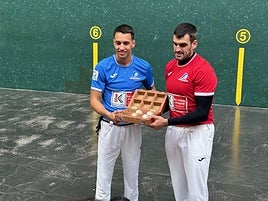 Zabala y Ezkurdia posan con las pelotas separadas para la final.