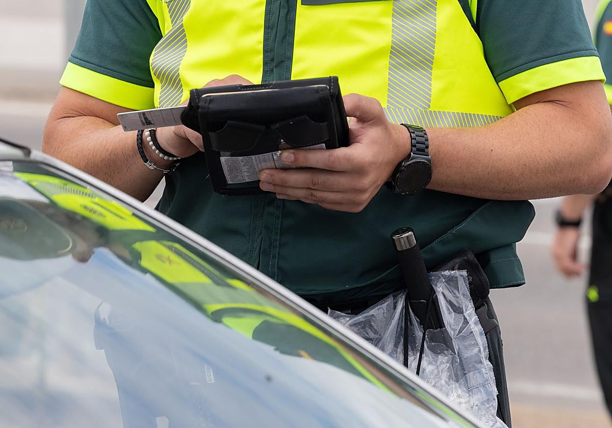 Un agente realiza en un control, en una imagen de archivo.