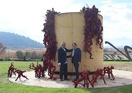 Óscar Vautherin y Santiago Vivanco en la obra exterior.