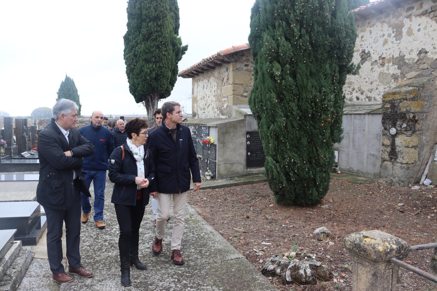 Visita a la ermita de San Miguel, ubicada en el cementerio de Castañares de Rioja.