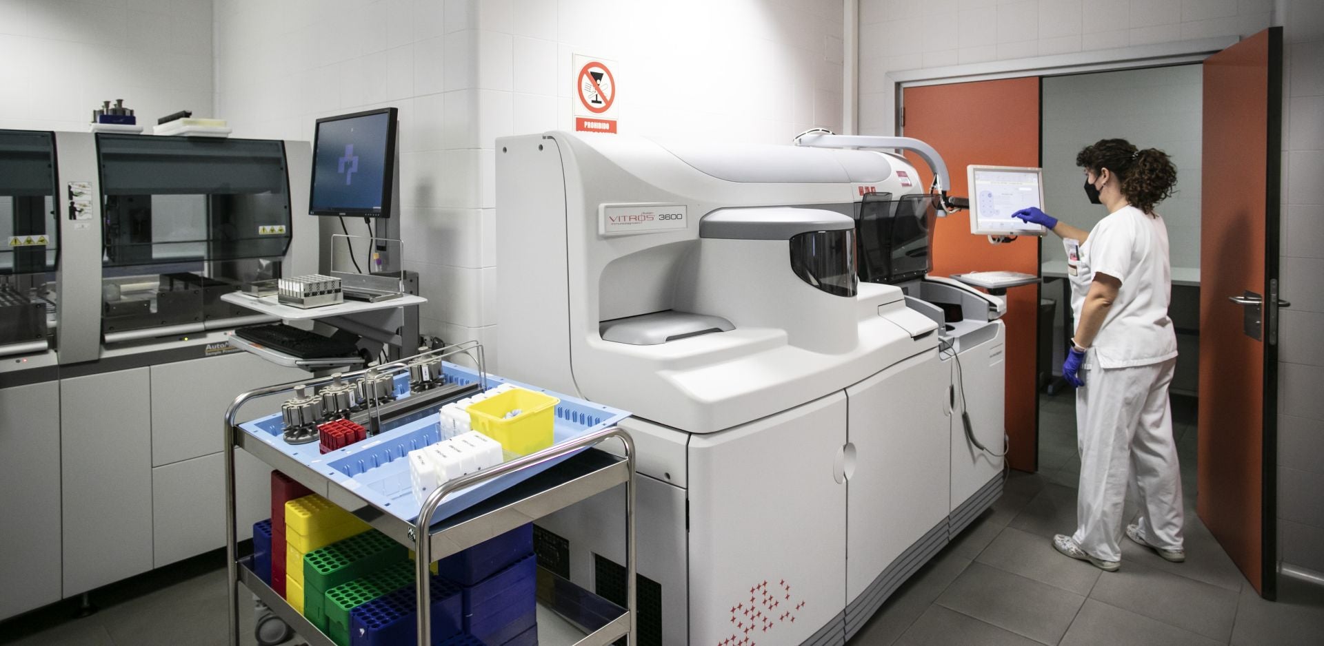 Imagen del laboratorio del Hospital San Pedro, donde pasan más de 4.000 pruebas diarias.