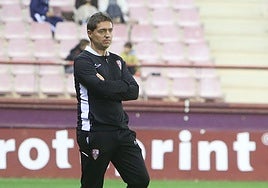 Unai Mendia sigue un partido desde la banda de Las Gaunas.