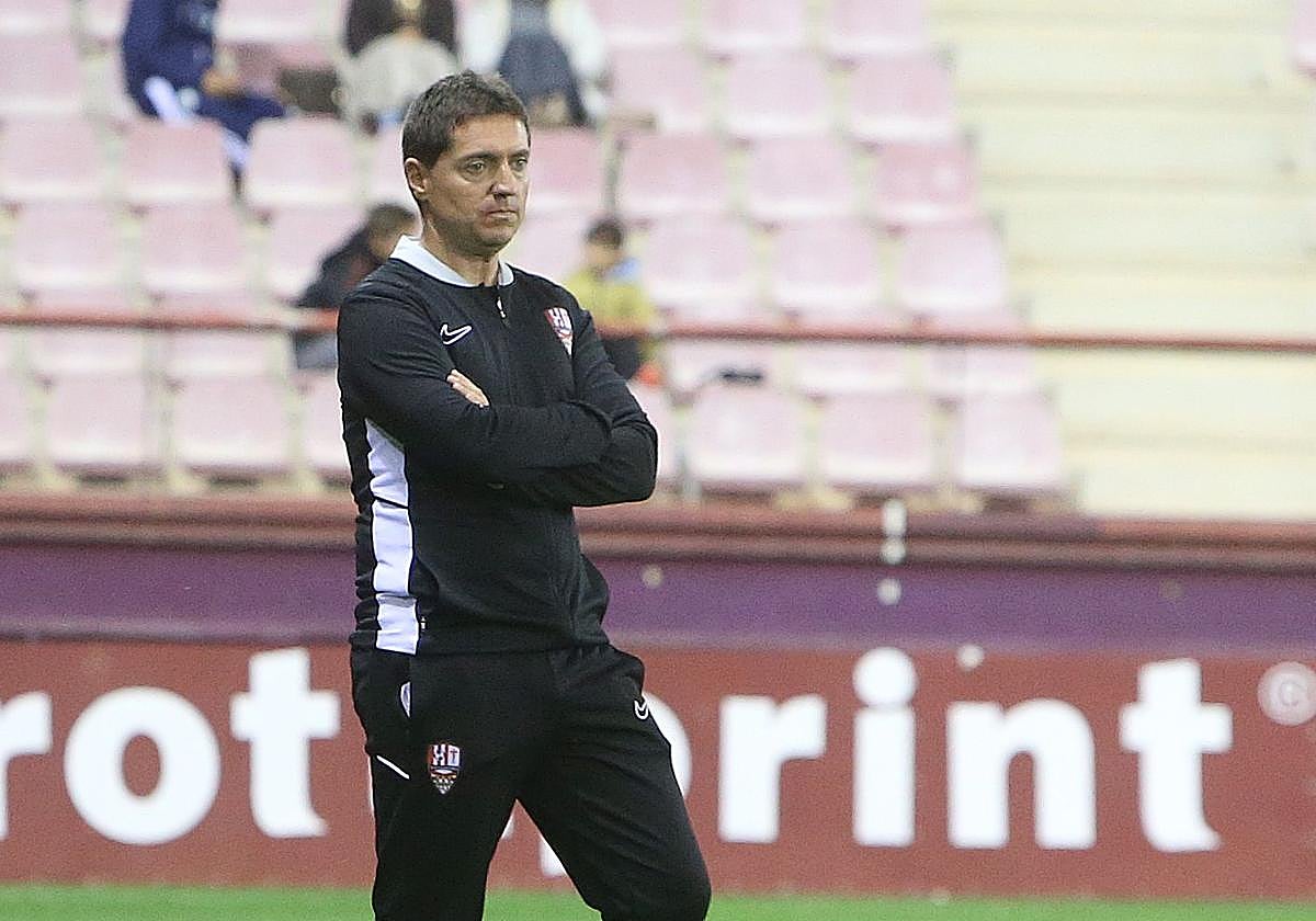 Unai Mendia sigue un partido desde la banda de Las Gaunas.