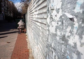 Una anciana toma el sol en su silla en Logroño