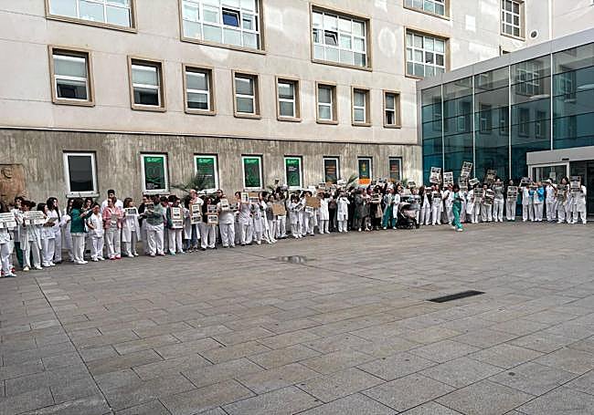 Concentración de técnicos a las puertas del San Pedro el pasado mes de febrero.