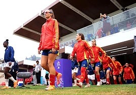 Carlota, con el dorsal número 20, sale para jugar contra Francia.