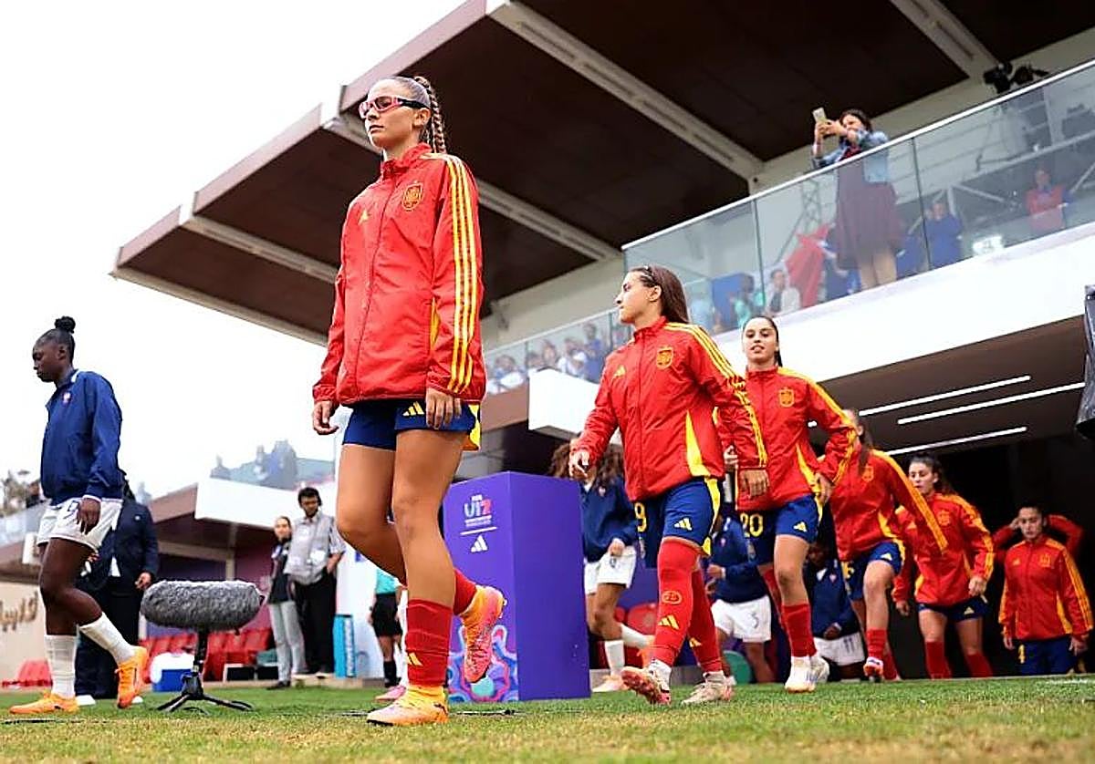 Carlota, con el dorsal número 20, sale para jugar contra Francia.