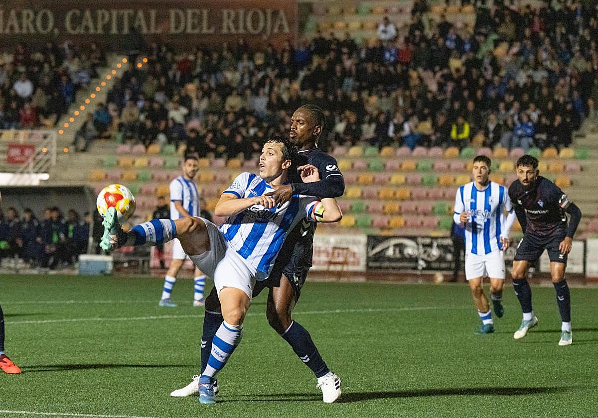 Orodea le pega al balón presionado por Jair en la primera eliminatoria de la Copa del Rey disputada en el Luis de la Fuente de Haro.