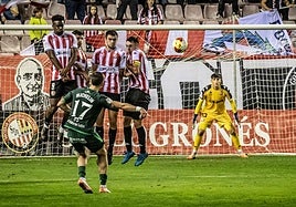 Iván Fernández, al fondo, se estrenó con la SDL.