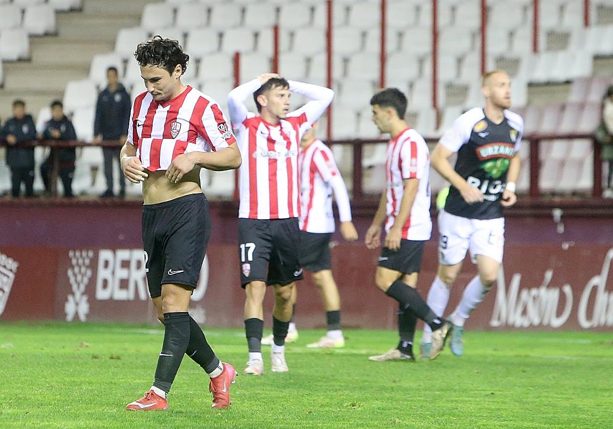 Los jugadores de la UD Logroñés se lamentan tras perder con el Tudelano en Las Gaunas.