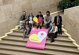 Miguel Sáinz y Florencio Nicolás junto con varios representantes de asociaciones comerciantes de Logroño, en la presentación de la iniciativa.