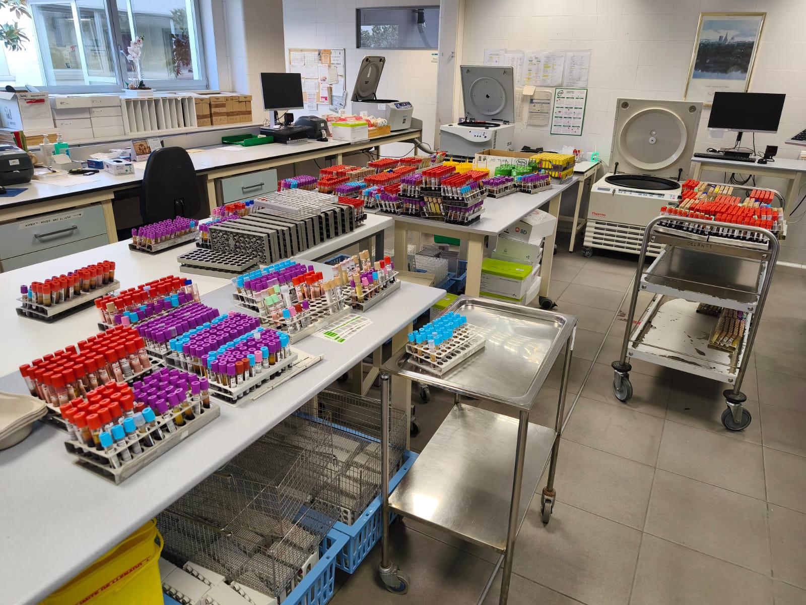 Muestras sin procesar acumuladas en un laboratorio tras la primera jornada de huelga de los técnicos superiores sanitarios.