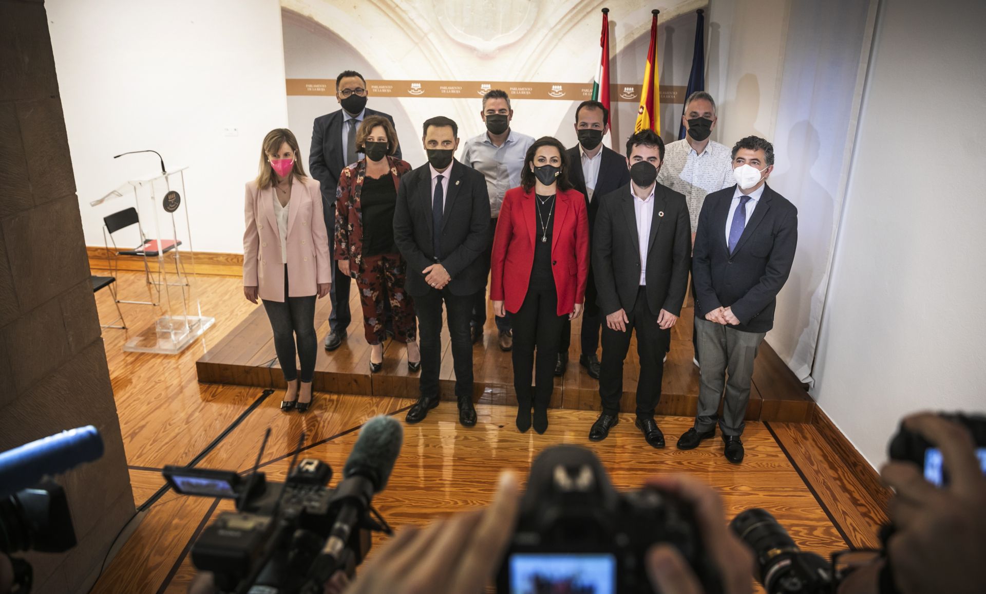 La presidenta Andreu, con los partidos y agentes sociales tras la firma del acuerdo en el que se solicitaba la conexión por Pancorbo, en 2021