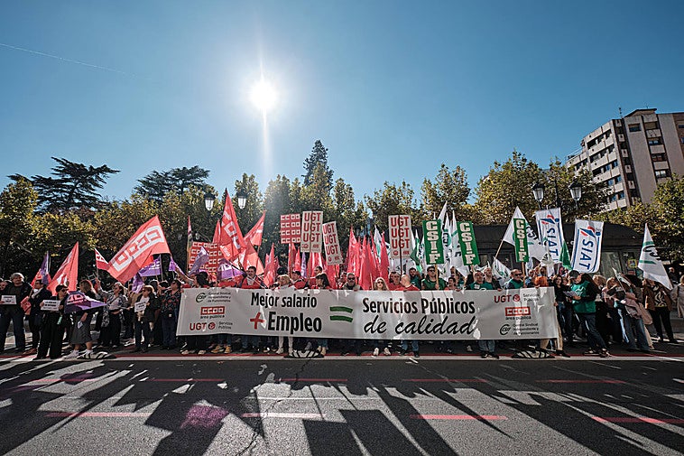 Los sindicatos se concentran en Logroño para reclamar mejoras salariales de los funcionarios