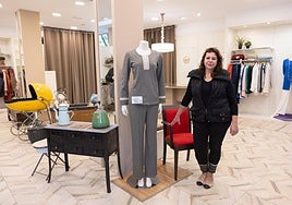 Natalia Marín posa en su establecimiento, Diana Moda, que cerrará definitivamente cuando acabe el año.