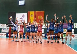 Celebración de las jugadoras del Ocisa Haro tras el partido de este jueves frente al OK Buducnost.