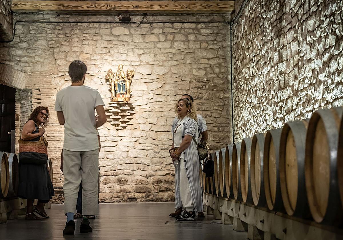 Un grupo de turistas en las bodegas Franco Españolas, en Logroño