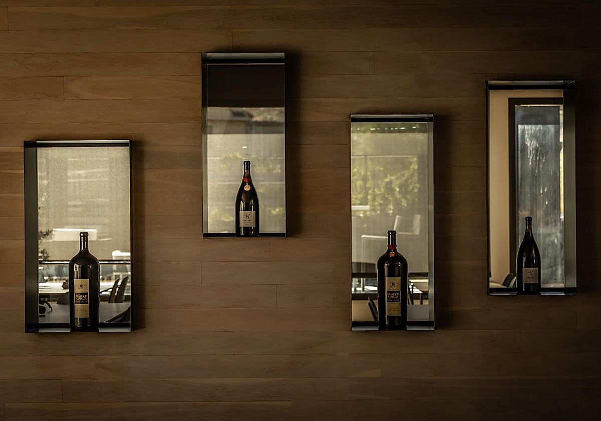 Hornacinas decoradas con botellas de Amador García.