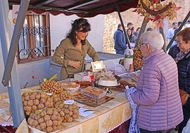 Imagen de un puesto de nueces en Pedroso, en una edición anterior.