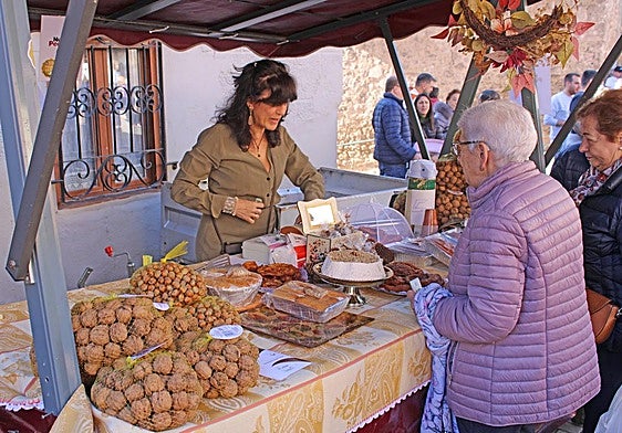 Imagen de un puesto de nueces en Pedroso, en una edición anterior.