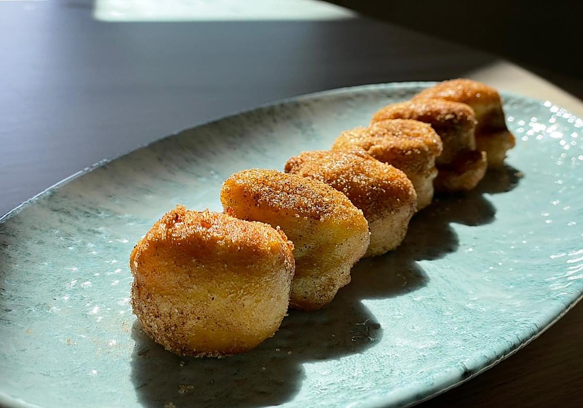 Buñuelos de calabaza, presentados en un plato, listos para degustar.