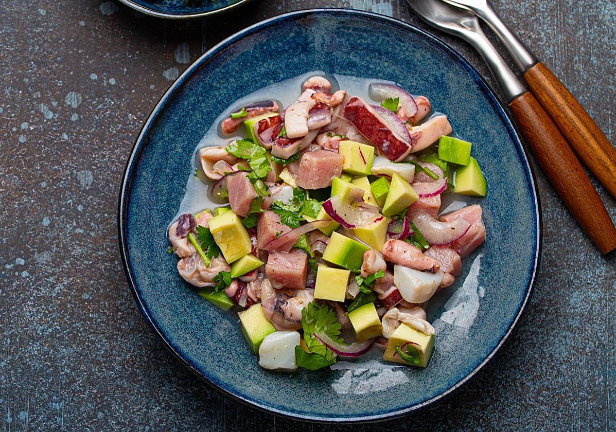 Un plato de ceviche, típico peruano.