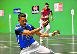 Zabala trata de devolver una pelota mientras Ezkurdia corre a tapar el hueco.