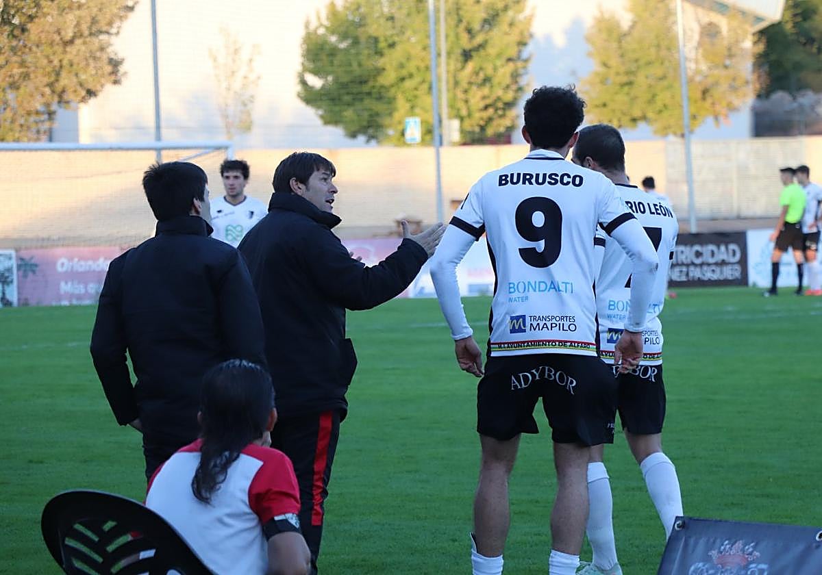 Óscar Gurría da instrucciones a varios de sus jugadores durante la atención a un compañero el pasado domingo en La Molineta.