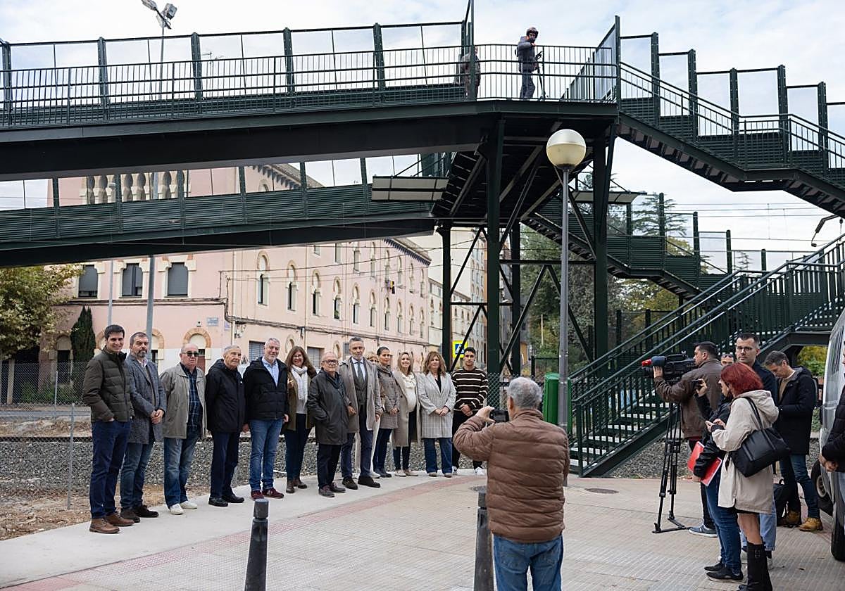 Inauguración de la pasarela reformada sobre la vía del tren.