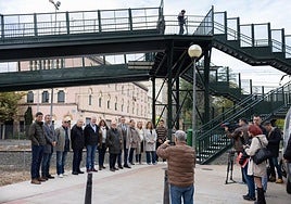 Inauguración de la pasarela reformada sobre la vía del tren.