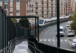 A cielo abierto. El tren de Logroño a Miranda, durante su paso ayer por la calle Paula Montal.