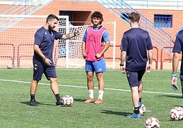 Cantabrana da indicaciones en un entrenamiento.