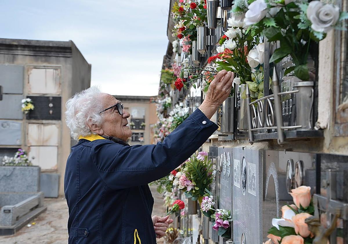 Los cementerios riojanos se llenan de flores