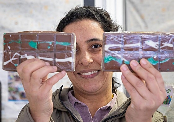 Dorsaf, con dos tabletas de este dulce viral.