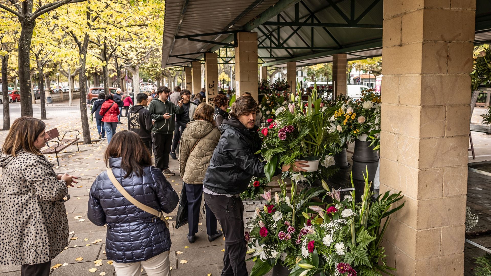 Los logroñeses visitan el tradicional mercado de las flores